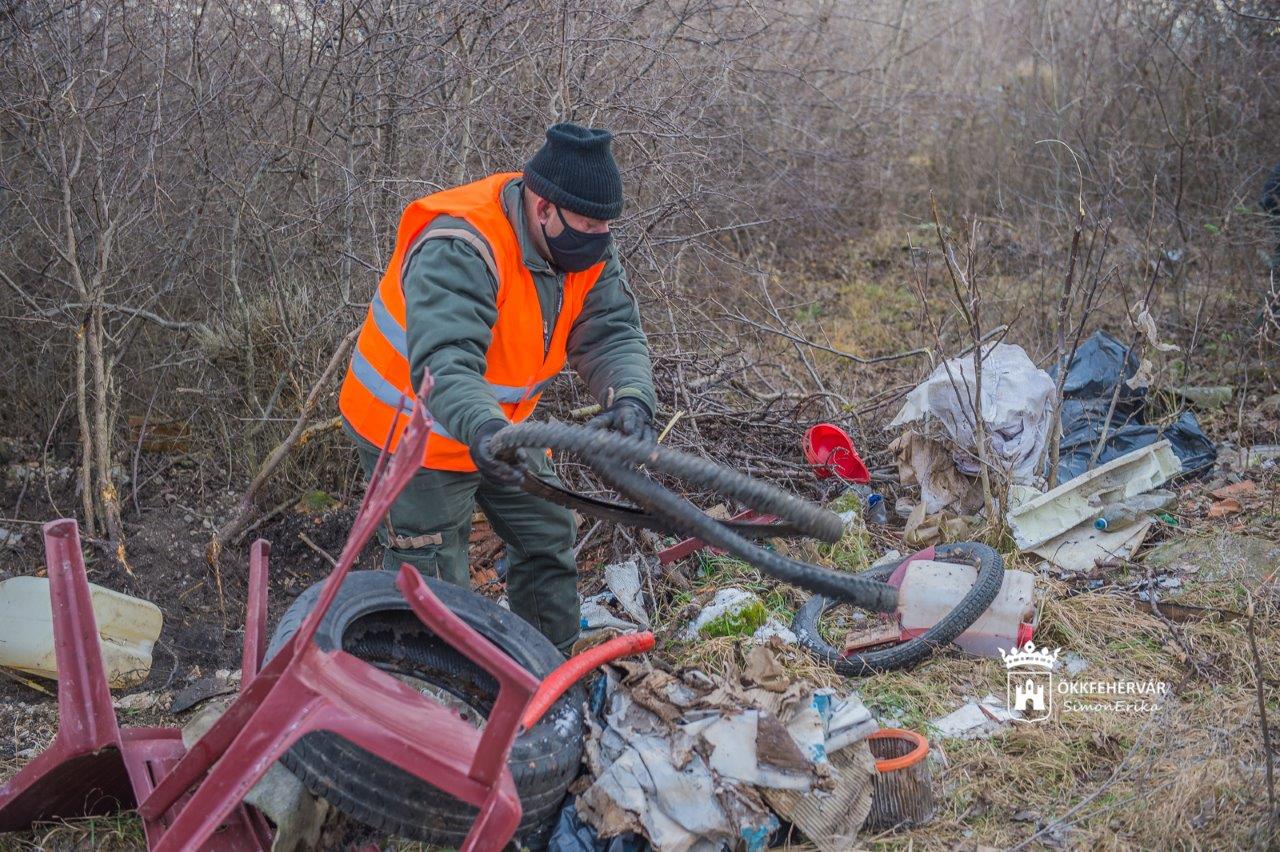 Illegális hulladéklerakókat számolnak fel városszerte Fehérváron